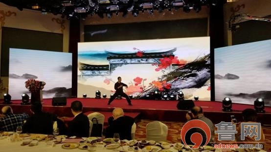 常年在世界各地公益传授太极拳洪氏太极拳传入洪卫国在现场演示太极。